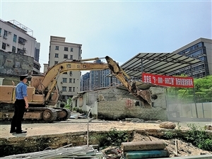 依法拆除32區4棟建筑物的行動紀實